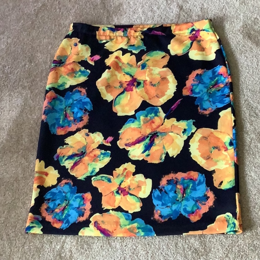 Rafaella pencil skirt it’s like a glove size med Stretchy made for comfort co…